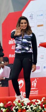 Bipasha Basu at airtel marathon in delhi on 29th Nov 2015
